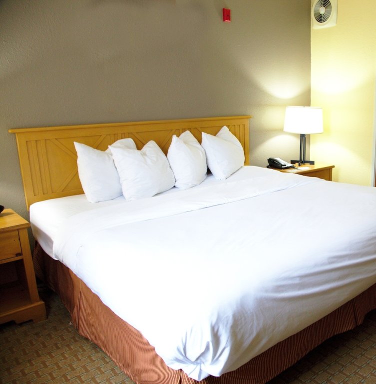 Люкс Country Inn & Suites by Radisson, Bloomington-Normal West, IL