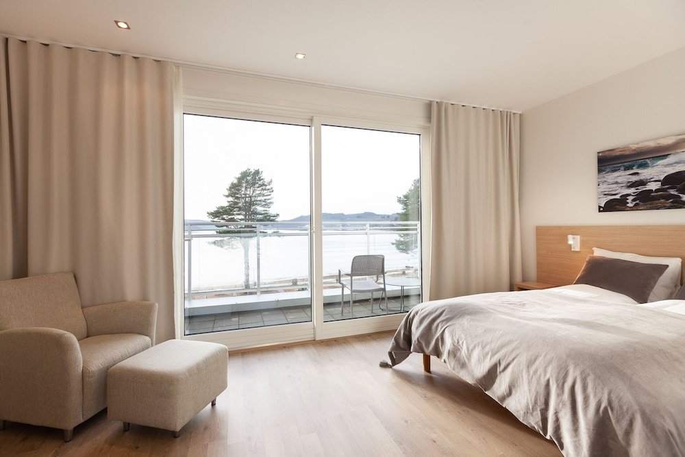 Полулюкс с балконом Rosfjord Strandhotel