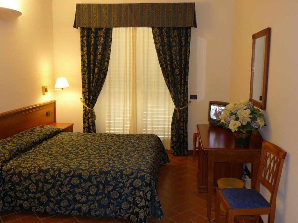 Standard Triple room Hotel Villa Dei Bosconi