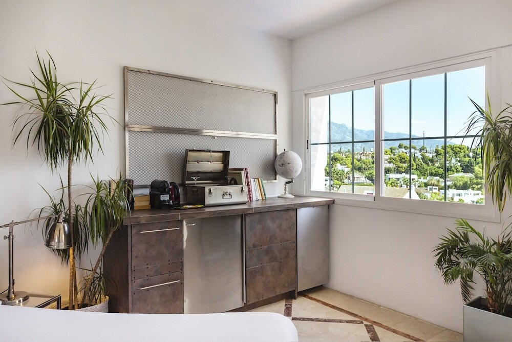 Номер Superior с балконом и с видом на сад Molo Luxury Suites Puerto Banus