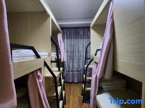 Кровать в общем номере (мужской номер) Rainbow Bridge Youth Hostel（Fenghuang ancient city）