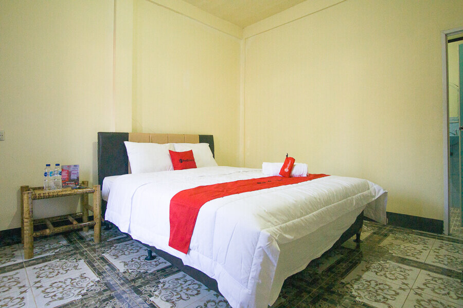 Standard Doppel Zimmer RedDoorz Plus near Kuta Beach Lombok