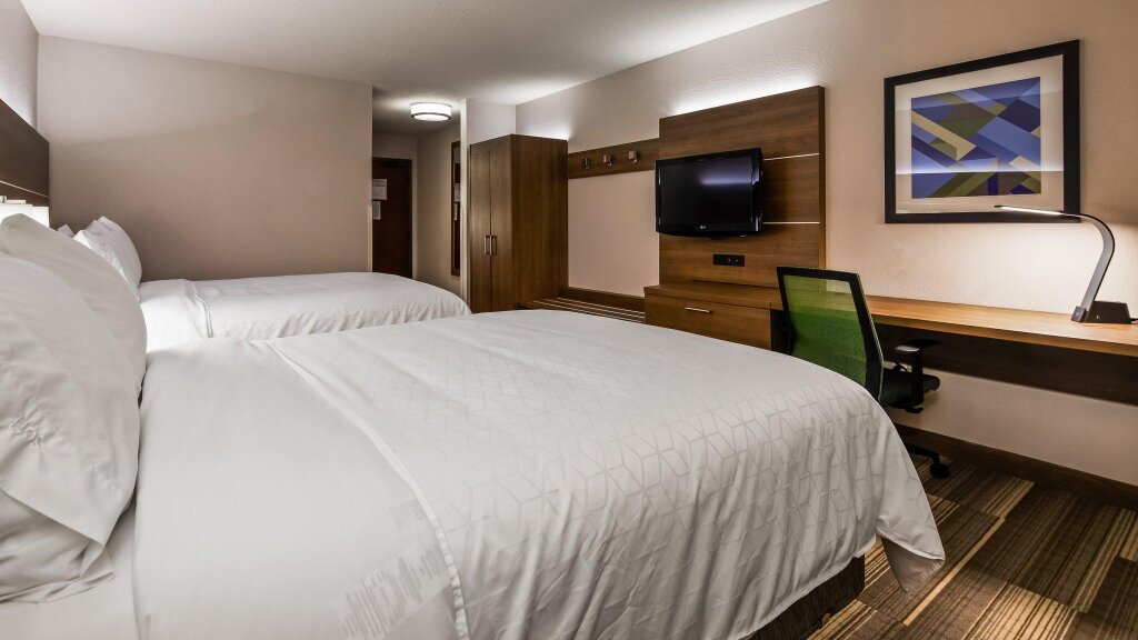 Четырёхместный номер Standard Holiday Inn Express Hotel & Suites Detroit - Farmington Hills, an IHG Hotel