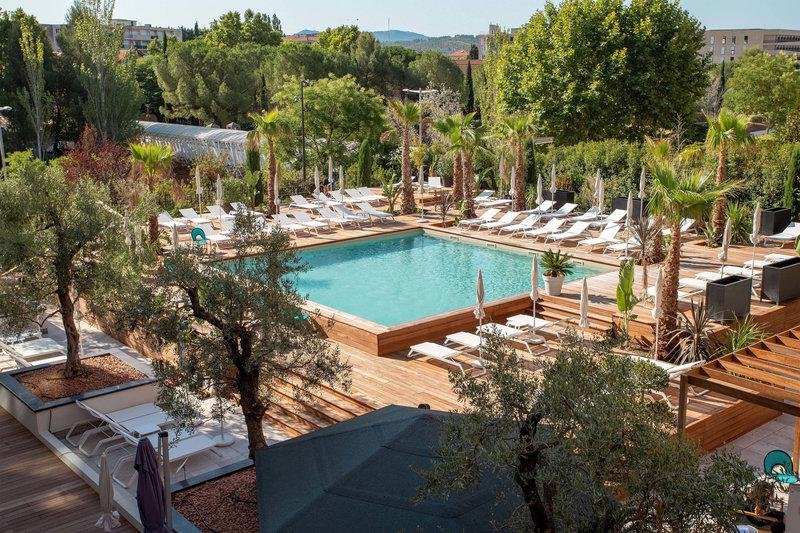 Четырёхместный семейный номер Standard Renaissance Aix-en-Provence Hotel