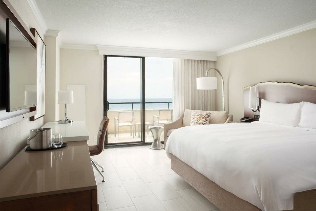 Standard Double room with ocean view Fort Lauderdale Marriott Harbor Beach Resort & Spa