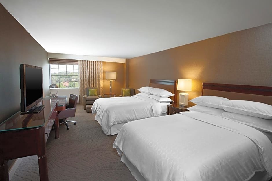 Standard room Sheraton Pittsburgh Airport Hotel