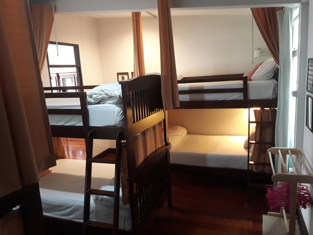 Кровать в общем номере House 23 Guesthouse
