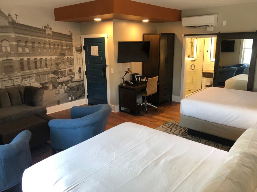 Четырёхместный люкс с 2 комнатами Hotel Indigo Spokane Downtown, an IHG Hotel