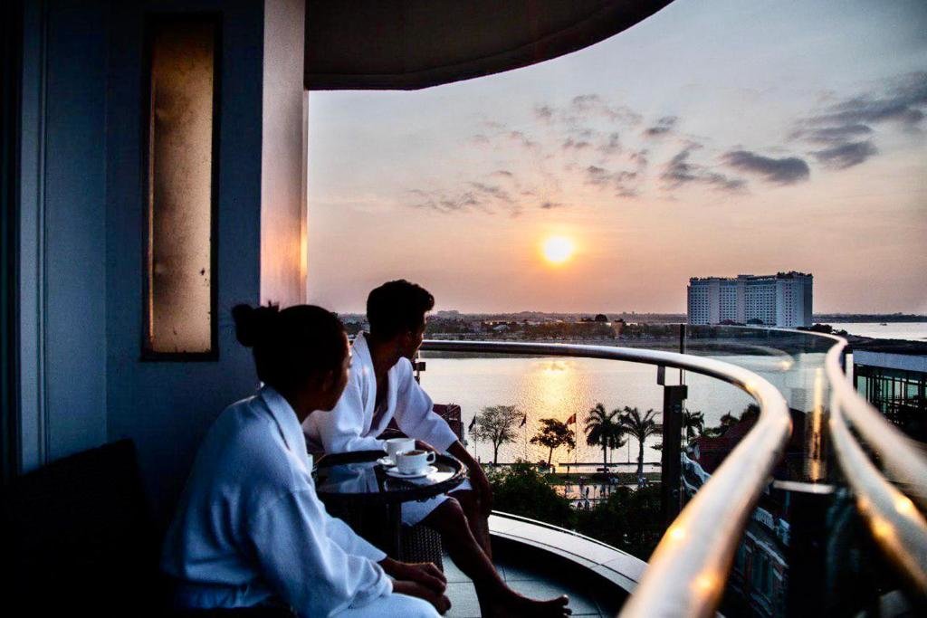 Люкс с балконом Harmony Phnom Penh Hotel