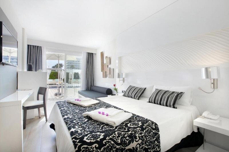 Полулюкс с красивым видом из окна Mar Hotels Playa de Muro Suites