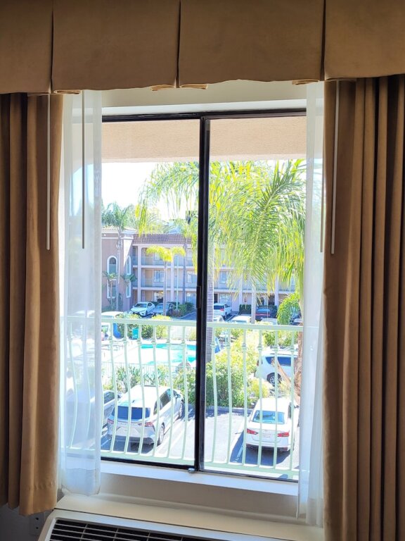 Четырёхместный номер Deluxe Cortona Inn and Suites Anaheim Resort