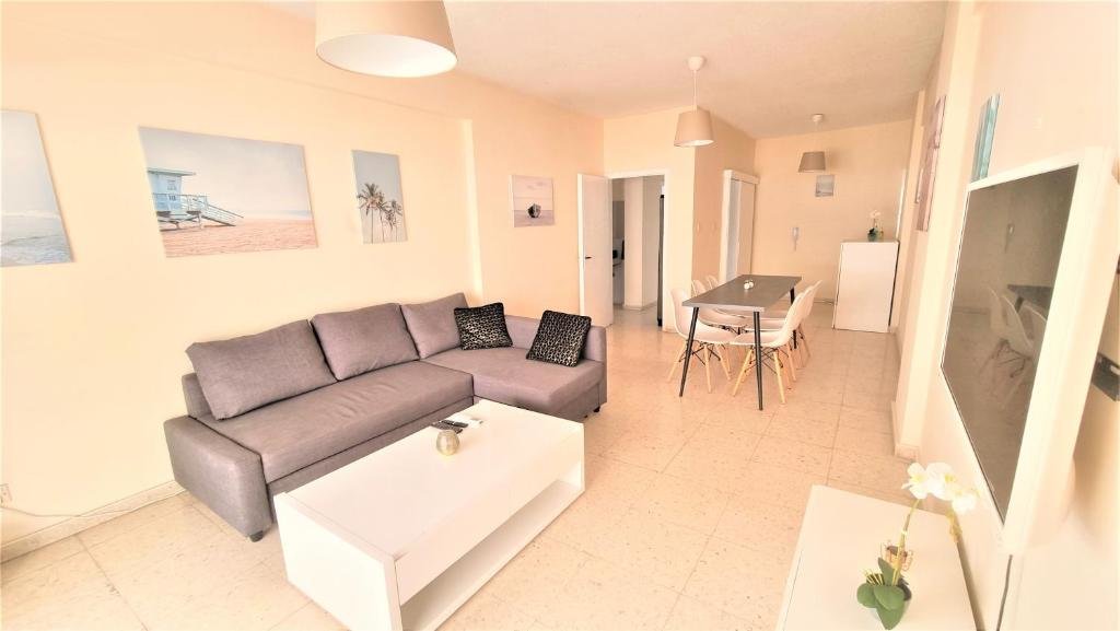 Apartment Comfy 2BR Apartment in the City Center FREE PARKING and 3min walk to the beach