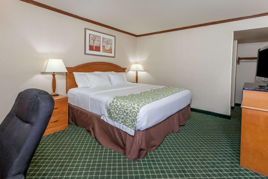 Двухместный люкс c 1 комнатой Days Inn & Suites by Wyndham Warren