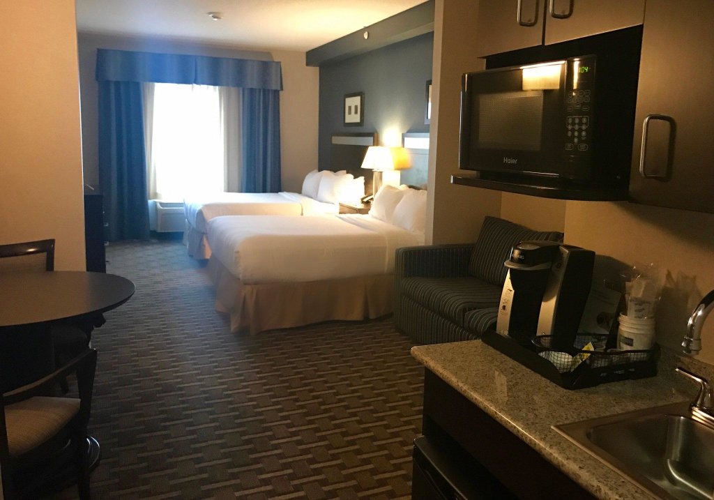 Четырёхместный люкс Holiday Inn Express & Suites Morton Peoria Area, an IHG Hotel