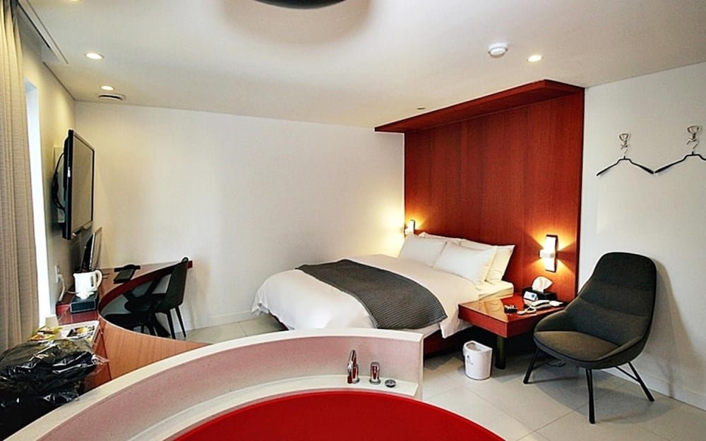 Suite Hapjeong Circle Hotel