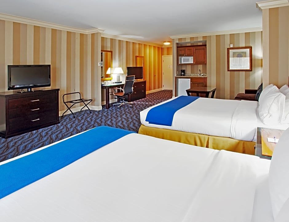 Четырёхместный люкс Holiday Inn Express Hotel & Suites Santa Cruz, an IHG Hotel