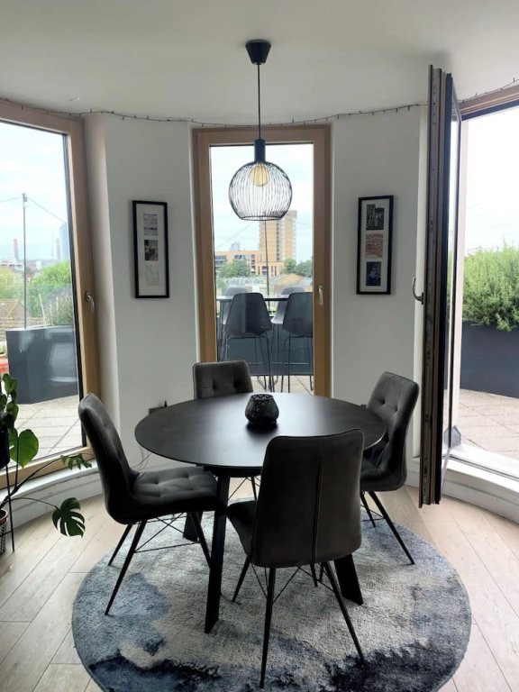 Apartment Stylish 2BD Flat With Private Balcony - Battersea