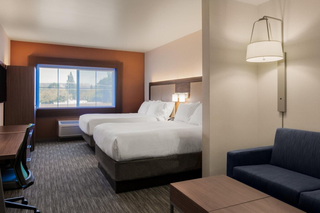 Четырёхместный люкс Holiday Inn Express Hotel & Suites Oroville Lake, an IHG Hotel