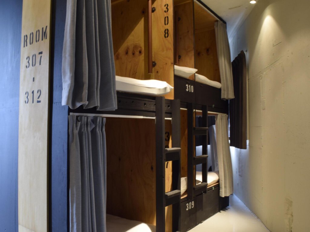 Кровать в общем номере IZA Asakusa Guest House