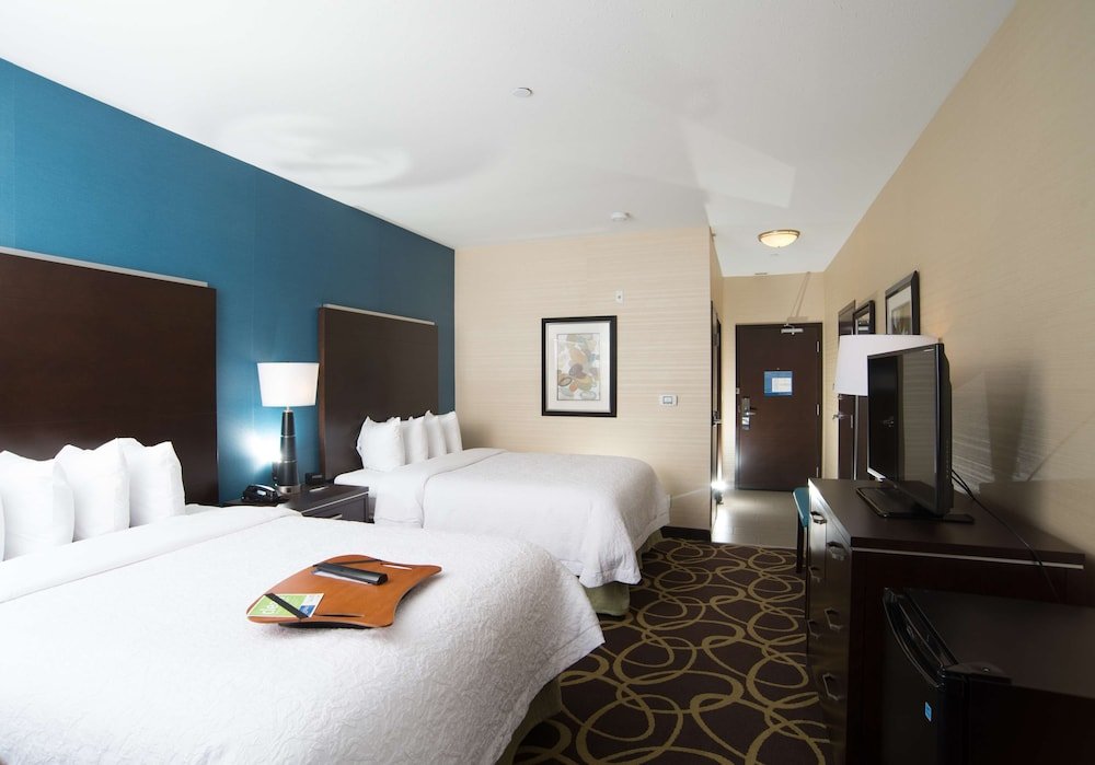 Четырёхместный номер Standard Hampton Inn & Suites East Gate Regina