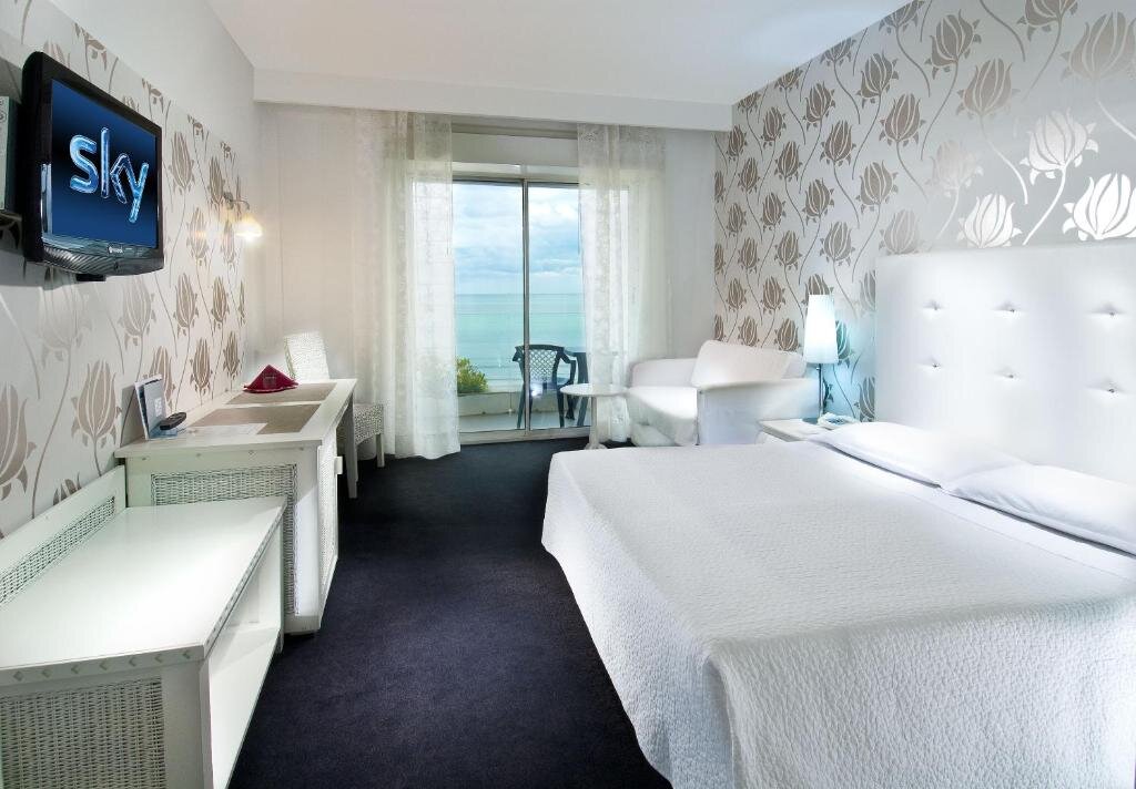Трёхместный номер Standard с видом на море Hotel Mediterraneo