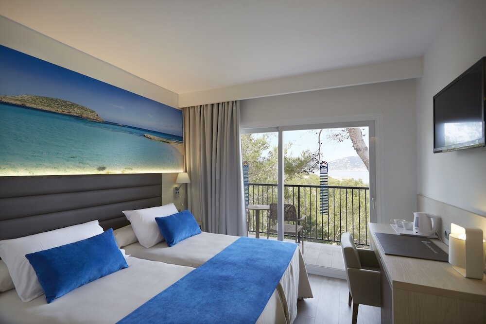 Двухместный номер Superior с балконом и с видом на море Invisa Hotel Club Cala Blanca