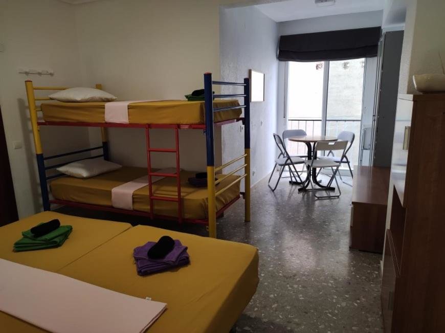 Standard room 35-4- КОМНАТА в квартире с раздельными кроватями и холодильником для от 1 до 5 человек в центре Аликанте
