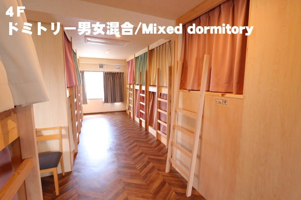 Кровать в общем номере RED HELMET House & Sports Bar Hiroshima