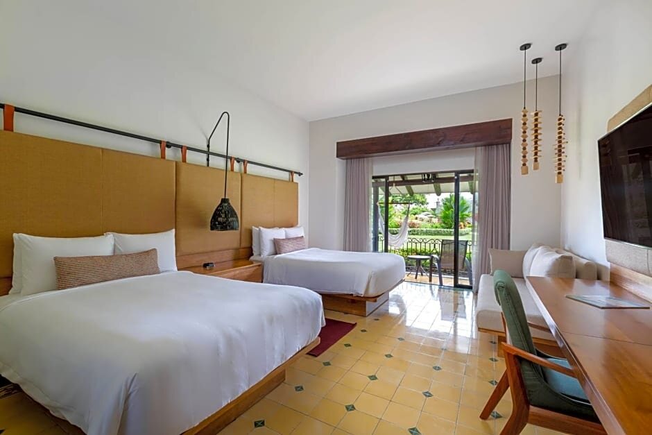 Четырёхместный номер Standard Цокольный этаж с видом на сад Los Sueños Marriott Ocean & Golf Resort