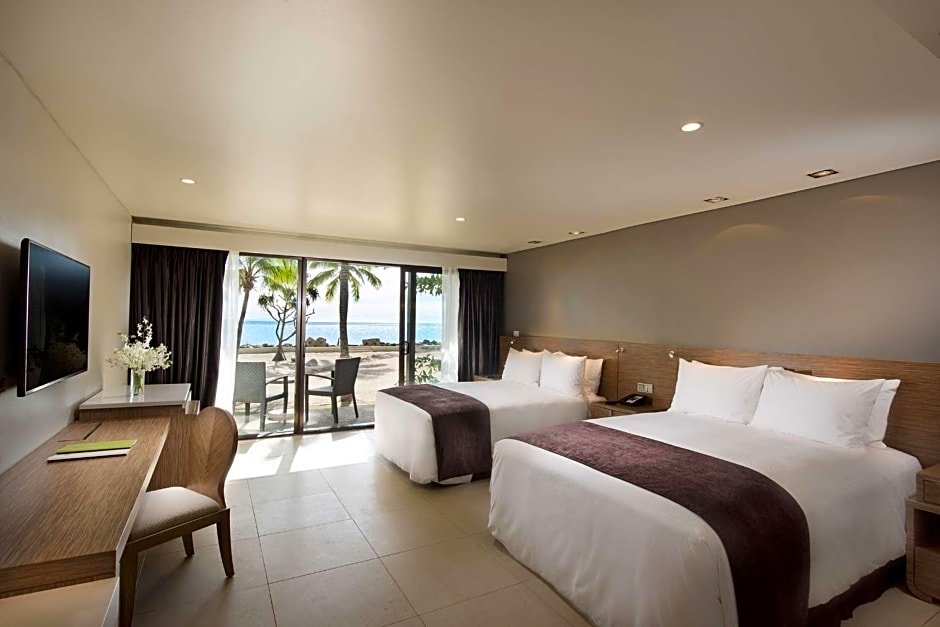 Четырёхместный Guest Room с балконом и beachfront DoubleTree by Hilton Fiji - Sonaisali Island