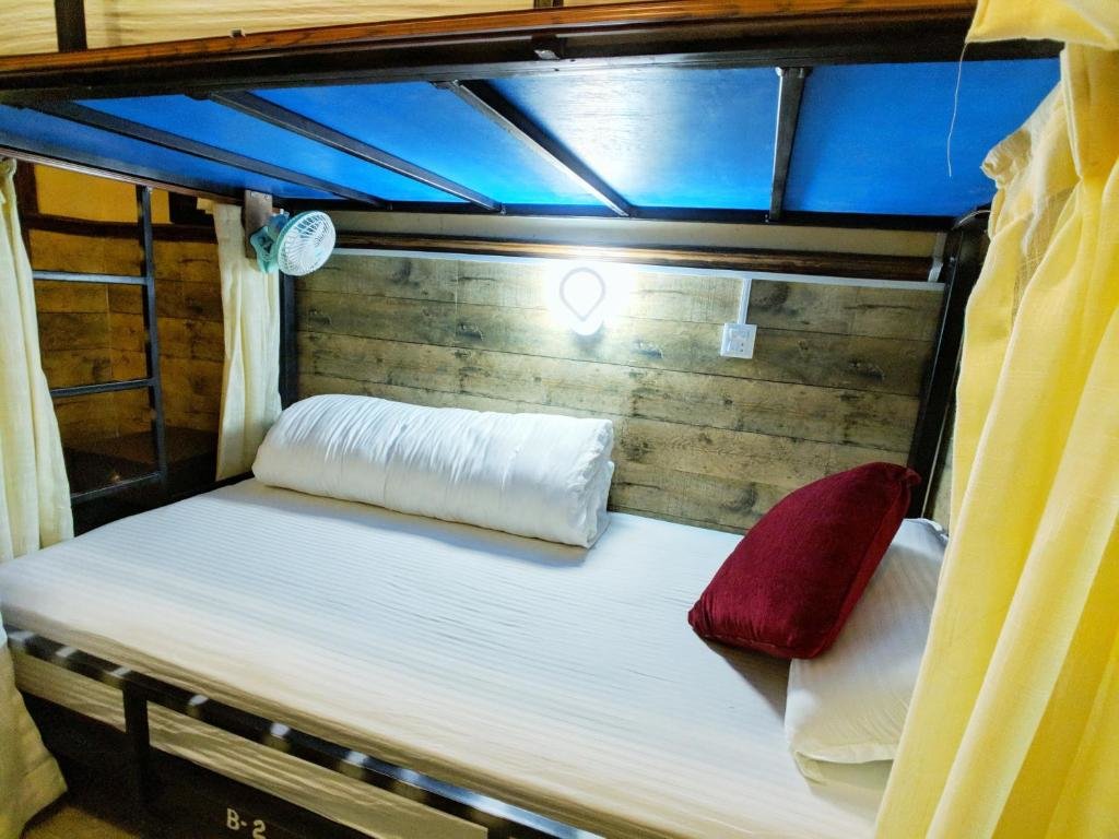 Кровать в общем номере (женский номер) Hotel Forest Lake Backpackers' Hostel