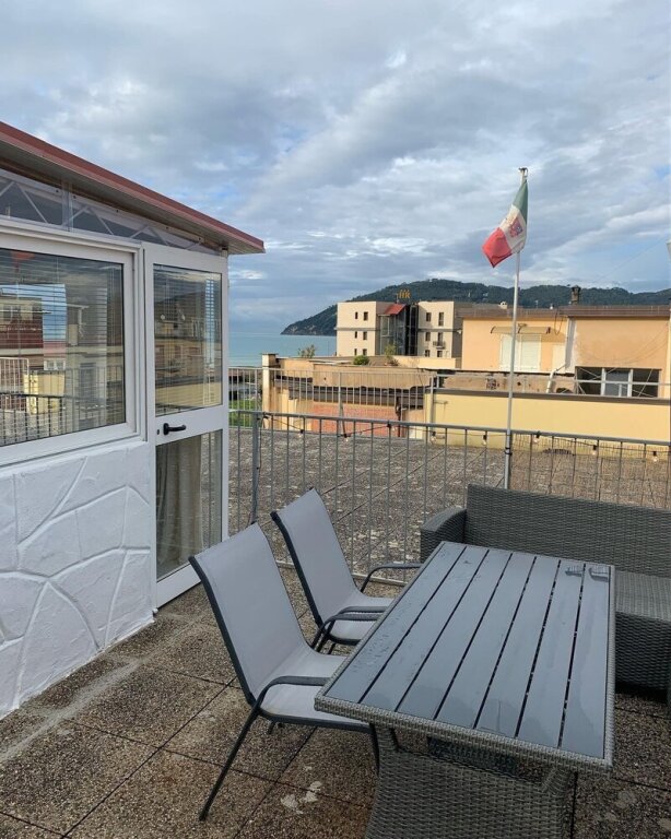 Appartement avec balcon Cosy Apartment With Terrace View in Sarzana, Italy