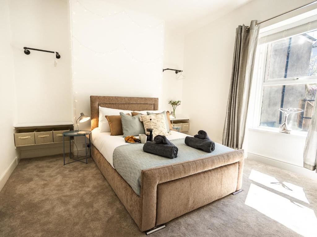 1 Bedroom Apartment Central Plymouth Georgian Apartment - Sleeps 5 - Private Parking - By Habita Property