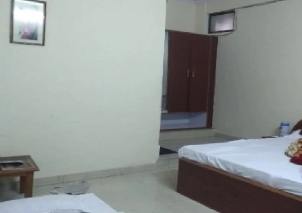 Standard Zimmer Goroomgo Yatri Niwas Prayagraj