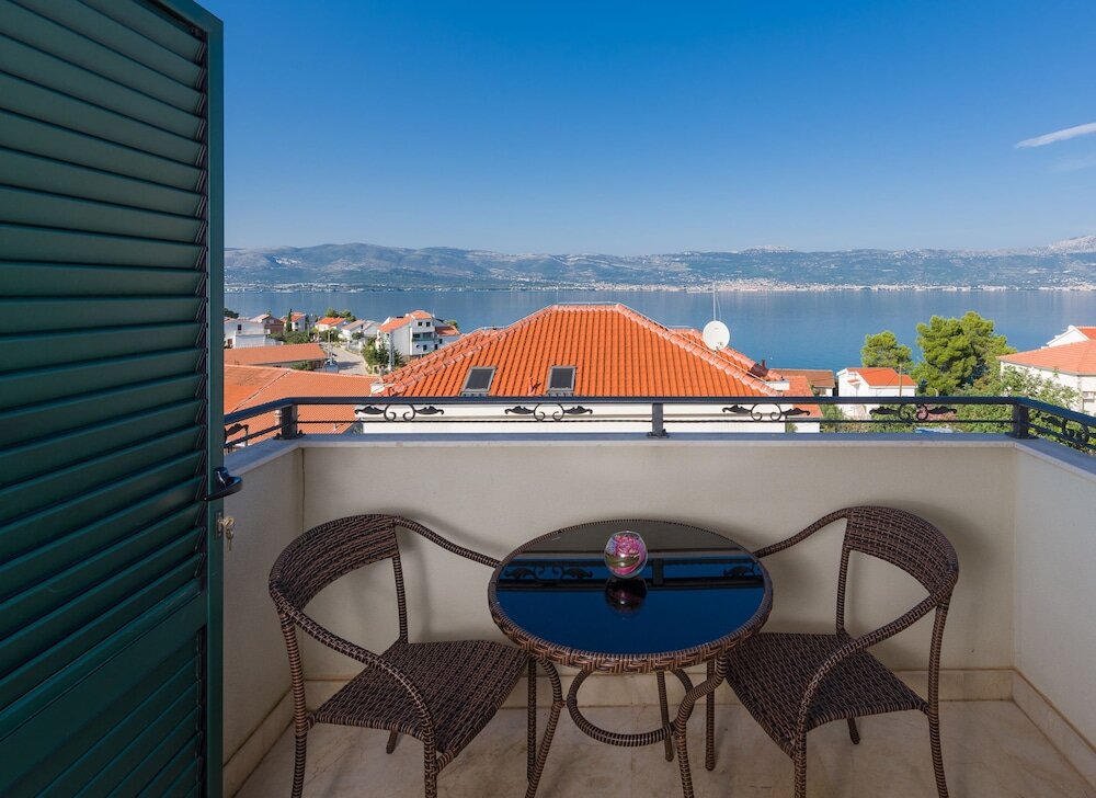 Семейные апартаменты с 2 комнатами с балконом и с видом на море Apartment Relax Villa Salena