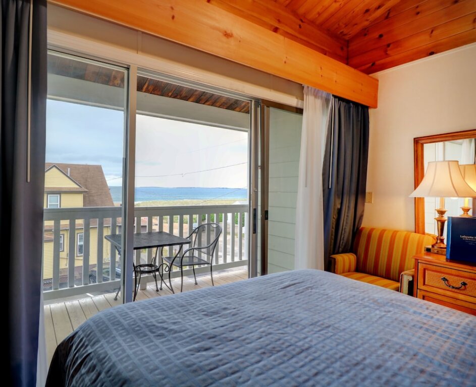Camera Standard con balcone e con parziale vista sull'oceano Waves Oceanfront Resort