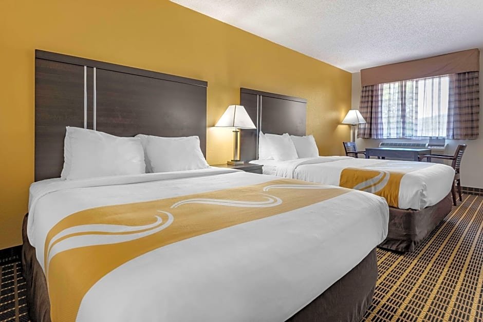 Standard Quadruple room Quality Inn & Suites Warren