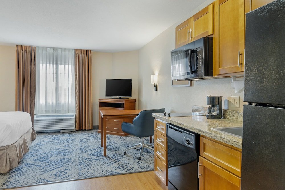 Люкс Candlewood Suites Indianapolis East, an IHG Hotel