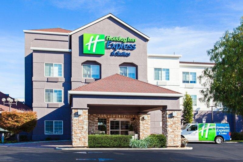 Номер Deluxe Holiday Inn Express & Suites Oakland - Airport, an IHG Hotel