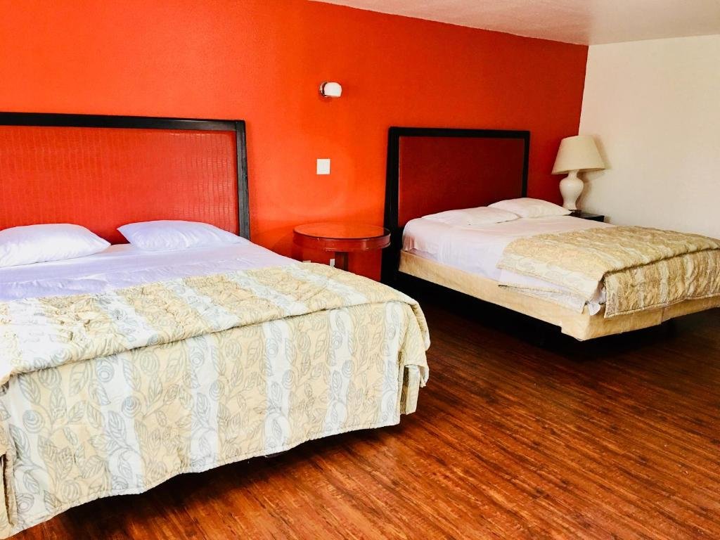 Deluxe room norwalk inn & suites