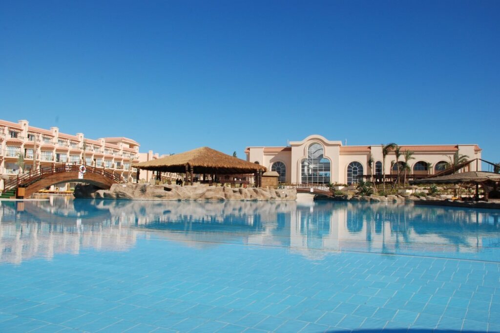 Pyramisa beach resort. Отель Pyramisa Sahl Hasheesh Resort. Египет Хургада Пирамиса. Египет отиум Пирамиса Бич Резорт. Дессоле Пирамиса Сахл Хашиш Хургада.