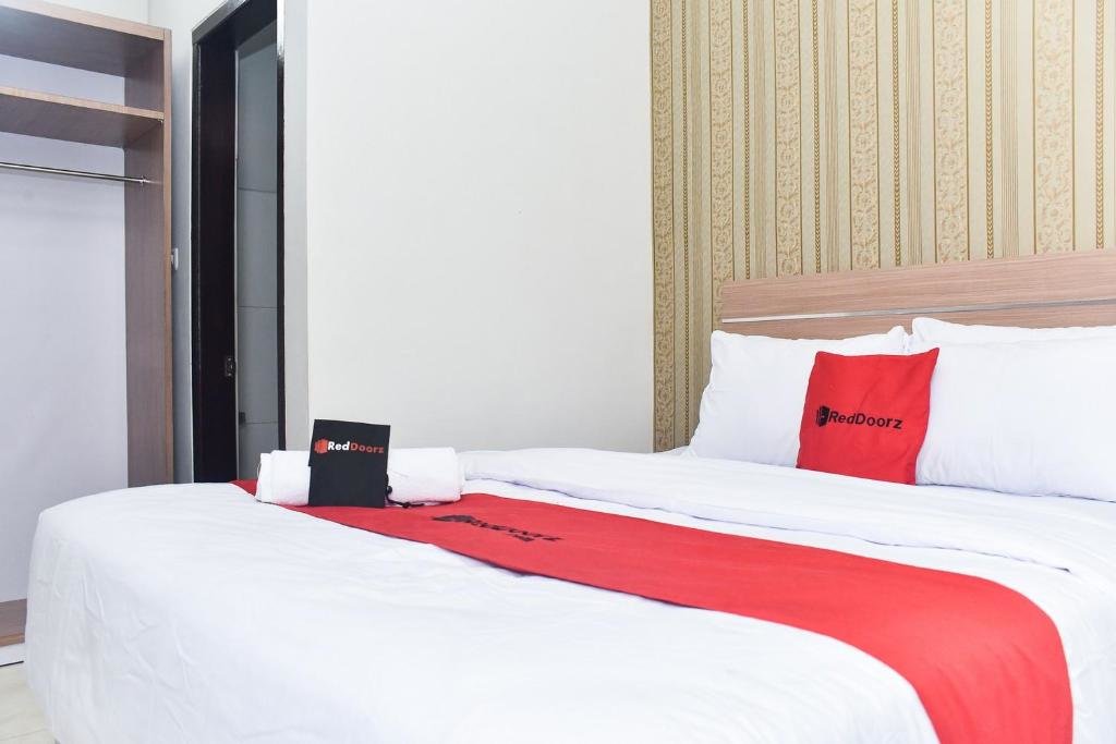 Standard Double room RedDoorz Plus near Malang Town Square