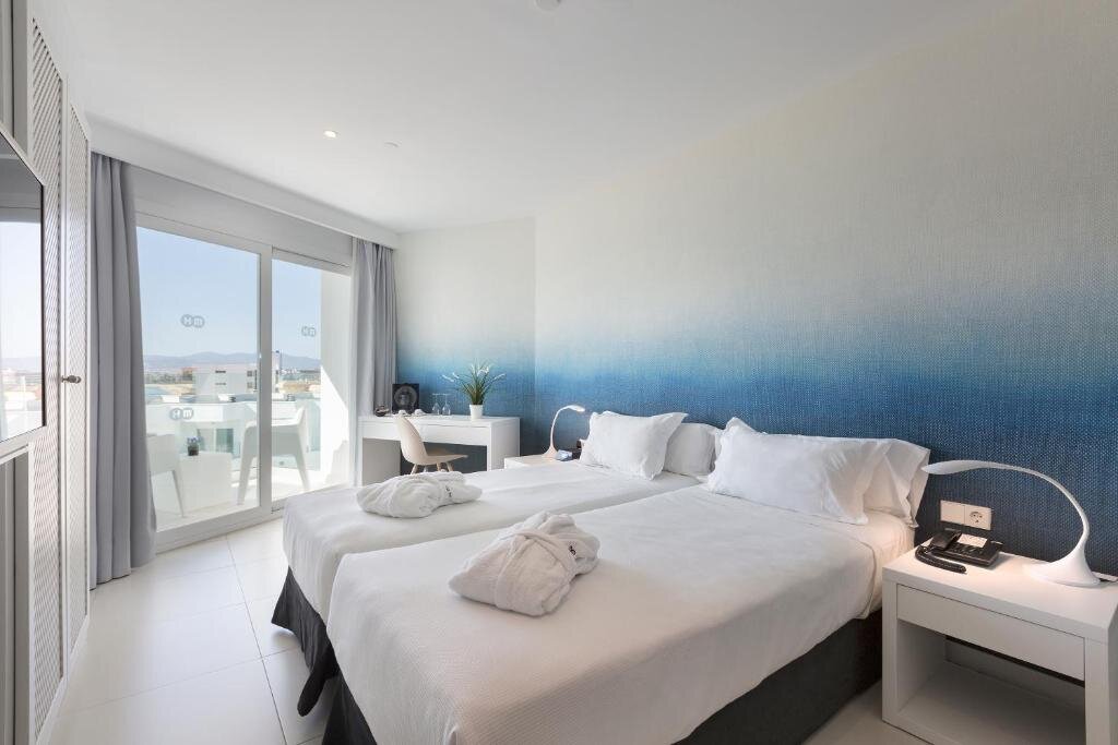 Двухместный номер Premium с балконом и с частичным видом на море HM Tropical Hotel