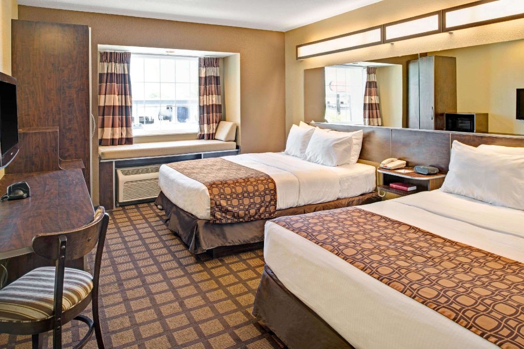 Четырёхместный номер Standard Microtel Inn & Suites by Wyndham Bluffs