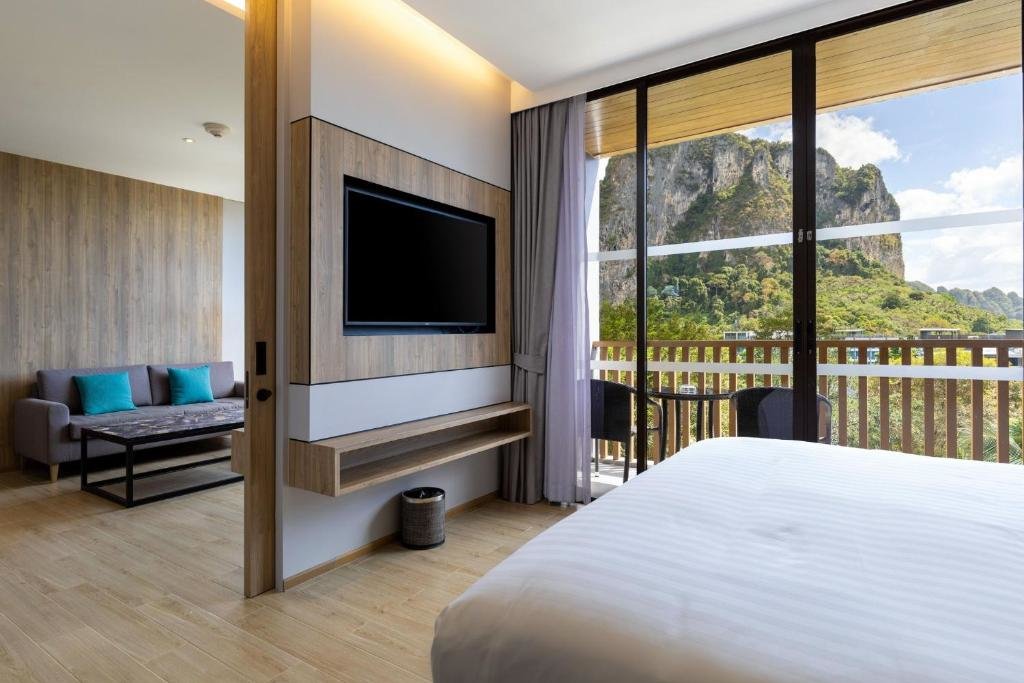 Двухместный люкс с балконом и с видом на море Holiday Inn Resort Krabi Ao Nang Beach, an IHG Hotel