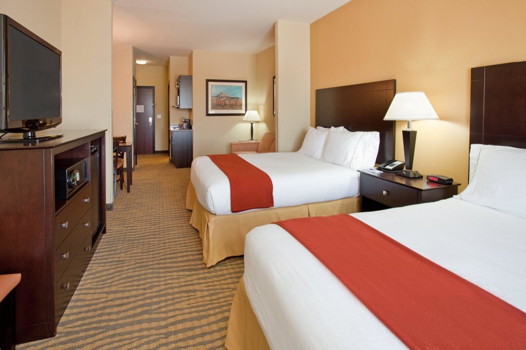 Четырёхместный люкс Holiday Inn Express Hotel & Suites Gallup East, an IHG Hotel