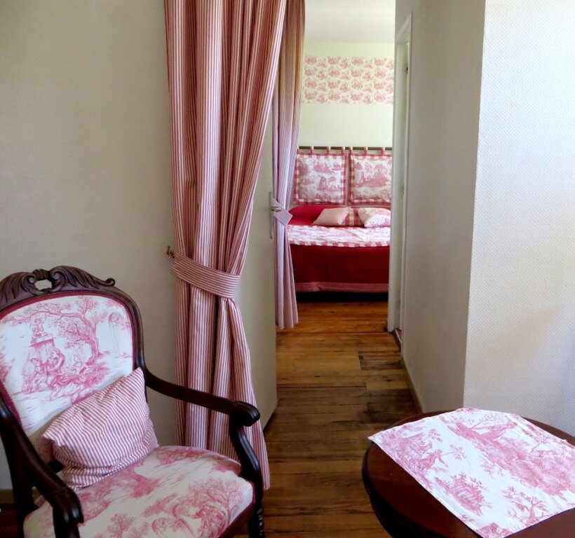 Confort chambre Logis Hostellerie du Clos Pité