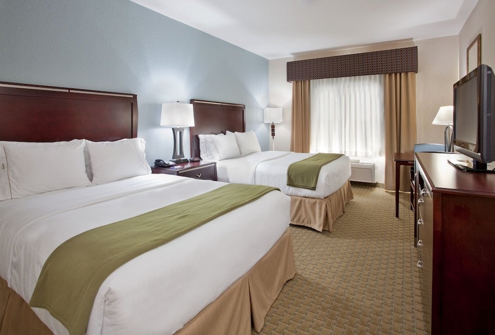 Четырёхместный номер Standard Holiday Inn Express Hotel & Suites Pittsburg, an IHG Hotel