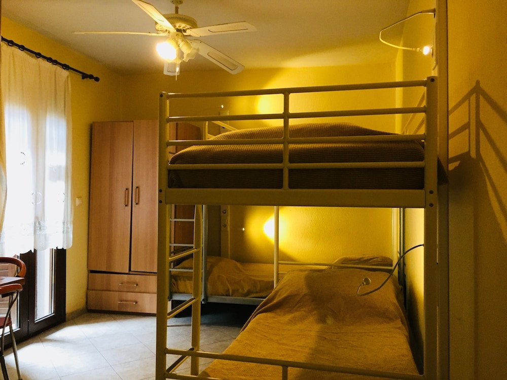 Кровать в общем номере (женский номер) c 1 комнатой Studios Arabas