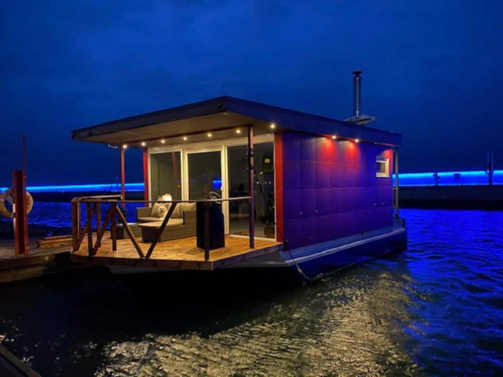 Cozy Floating house with sauna Эйгрумэ